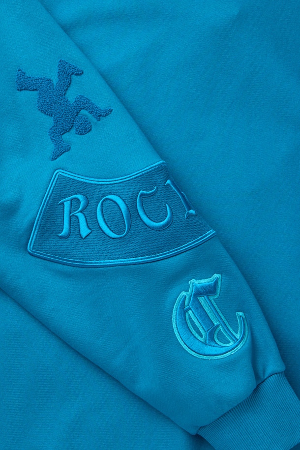 블루 그래픽 후디는 남녀 공용으로, 봄, 가을, 겨울 모두 활용 가능한 두꺼운 두께감의 후드티입니다. 캐주얼 및 스포티한 스타일 연출에 용이하며, 오버핏으로 편안한 착용감을 선사합니다. 면 소재로 제작되었으며, 후드 스트링, 밑단 및 소매 시보리 처리, 그리고 자수 디테일이 특징입니다. 로고 및 그래픽 패턴이 돋보이며, 긴 소매 기장으로 디자인되었습니다.
