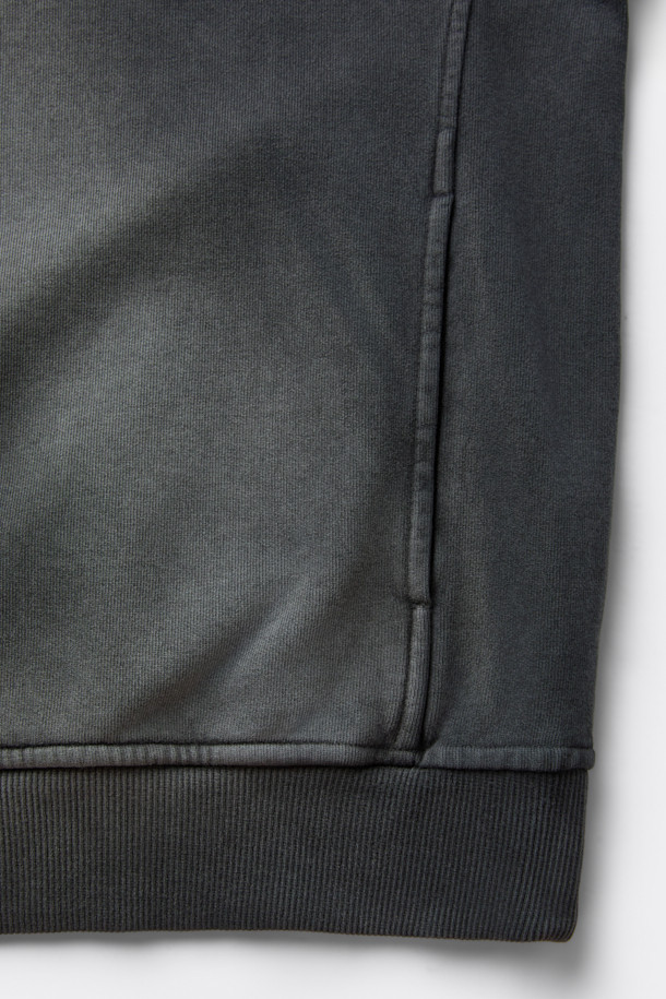 그레이 우븐 레이어드 후디는 남성용 후드티셔츠로, 가을과 겨울에 따뜻하게 착용하기 좋습니다. 면 소재로 제작되어 부드러운 촉감을 선사하며, 릴랙스 핏으로 편안한 착용감을 제공합니다. 후드, 긴소매, 무지 패턴, 두꺼운 두께감으로 보온성을 높였으며, 우븐 소재 레이어드, 후드 스트링, 사이드 포켓, 밑단 및 소매 시보리, 썰파 다잉, 브러쉬 탈색 등의 디테일이 돋보입니다. 집콕룩, 산책룩, 캠핑룩, 캐주얼, 스트리트, 미니멀 스타일 연출에 적합합니다.
