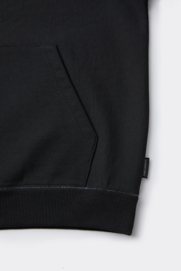 블랙 스티치 후디는 캐주얼하고 미니멀한 스타일을 추구하는 남녀 모두를 위한 후드티입니다. 릴랙스 핏으로 편안한 착용감을 선사하며, 가을과 겨울철에 적합한 두꺼운 두께감으로 제작되었습니다. 면과 폴리에스테르 혼방 소재로 부드러운 촉감을 느낄 수 있으며, 후드 스트링과 사이드 포켓, 시보리 마감 등의 디테일이 돋보입니다. 집콕룩이나 산책룩 등 일상에서 폭넓게 활용할 수 있는 베이직 아이템입니다. 무지 디자인에 스티치 디테일로 포인트를 더해, 심플하면서도 세련된 스타일을 연출합니다.
