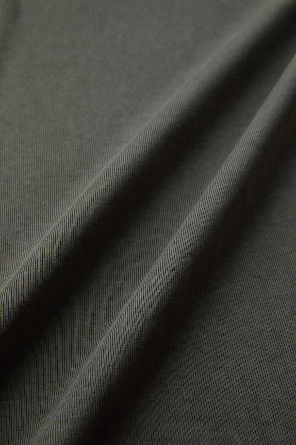 '블랙 다잉 티셔츠'는 캐주얼하고 미니멀한 스타일을 연출하기에 적합한 남성용 긴팔 티셔츠입니다. 부드러운 촉감의 면 100% 소재로 제작되었으며, 봄, 가을에 입기 좋습니다. 소매 시보리 처리와 루나 다잉 기법을 사용하여 디자인의 완성도를 높였습니다. 레귤러 핏 라운드넥 디자인으로 다양한 하의와 무난하게 매치할 수 있으며, 일상에서 편안하게 착용하기 좋습니다.
