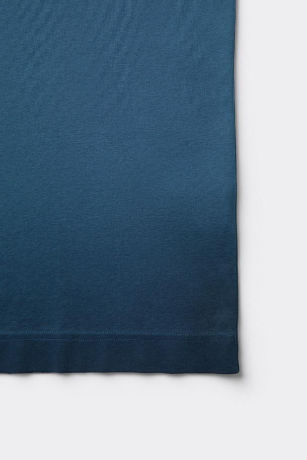 네이비 다잉 티셔츠는 캐주얼 및 미니멀 스타일을 즐기는 남성을 위한 긴 소매 티셔츠입니다. 봄, 가을에 어울리는 레귤러 핏으로, 일상과 산책 시 편안하게 착용할 수 있습니다. 부드러운 면 소재에 루나 다잉 기법으로 은은한 그라데이션 염색을 더해 유니크한 분위기를 연출합니다. 소매 시보리가 있어 활동성을 높였으며, 라운드넥 디자인으로 어떤 스타일에도 쉽게 매치할 수 있습니다.
