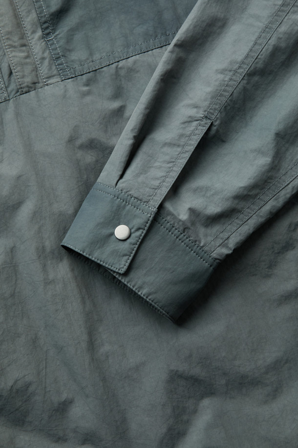 다크 그레이 아노락 재킷은 봄, 가을에 어울리는 스포티한 무드의 아우터입니다. 불규칙한 다잉 기법으로 유니크함을 더했으며, 하이넥 디자인과 가슴 포켓, 사이드 이중 포켓으로 실용성을 높였습니다. 넉넉한 오버핏으로 편안한 착용감을 선사하며, 소매 턱 디테일과 하단 스트링으로 다양한 스타일 연출이 가능합니다. 메쉬 안감과 나일론, 코튼 혼방 소재로 제작되어 쾌적함을 유지하며, 산책룩, 여행룩, 시티보이 스타일을 완성합니다.
