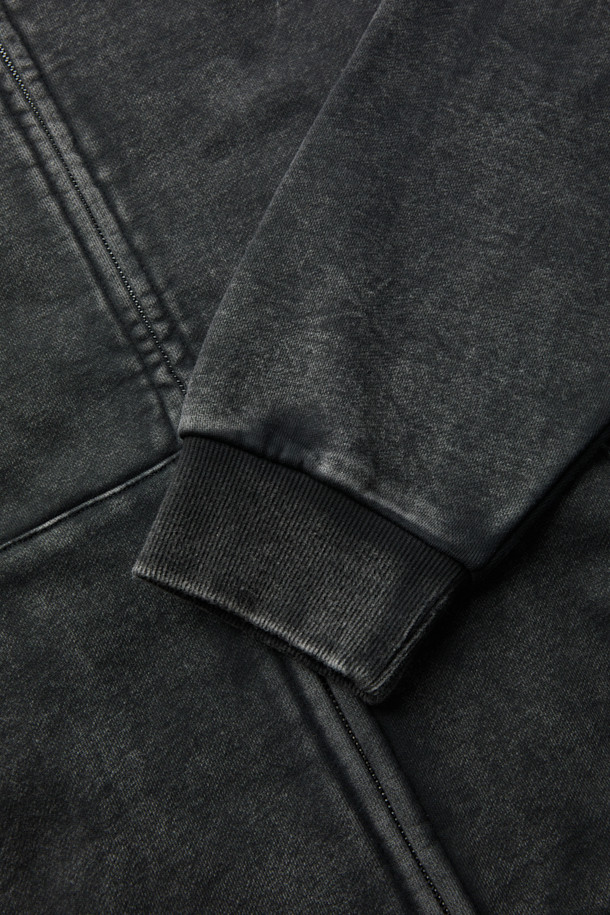 블랙 다잉 집업 후디는 빈티지하고 캐주얼한 스타일의 남녀 공용 후드집업입니다. 봄, 가을, 겨울 세 계절 모두 활용 가능하며, 릴랙스 핏으로 편안한 착용감을 선사합니다. 두꺼운 면 소재에 탄탄한 촉감을 더해, 캠핑룩이나 집콕룩 등 다양한 TPO에 적합합니다. 무지 디자인과 블랙 컬러는 미니멀, 스트리트 등 어떤 스타일에도 쉽게 매치할 수 있으며, 다잉 워싱 기법으로 은은한 빈티지 무드를 연출합니다. 사이드 포켓, 밑단 및 소매 시보리 디테일이 실용성을 더합니다.
