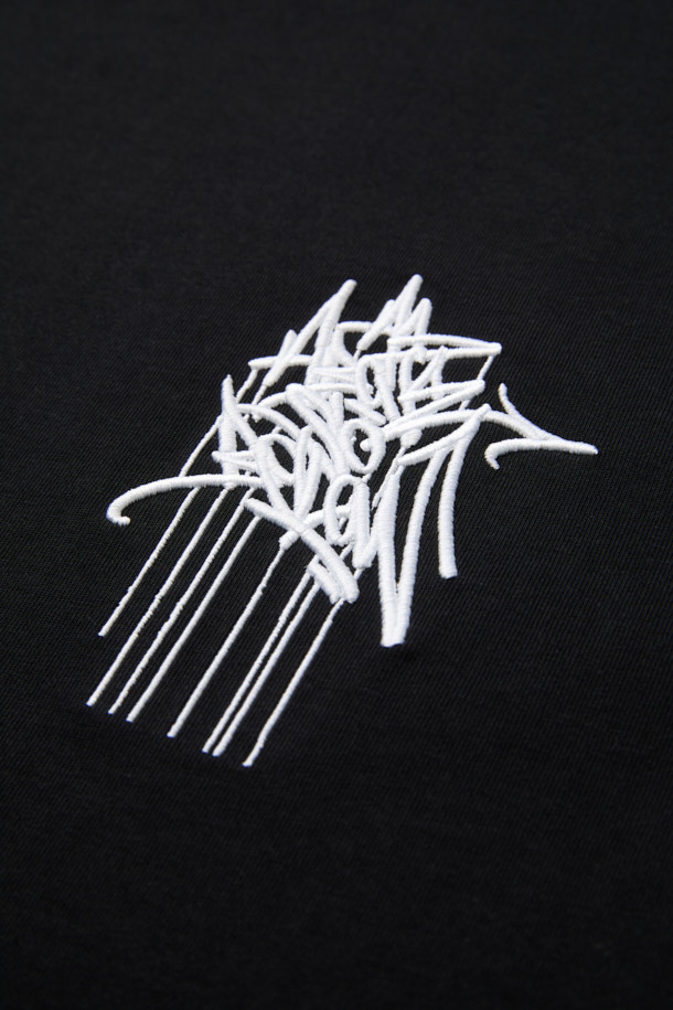 [비스코 스미스] 블랙 그래픽 반팔 티셔츠는 스트릿과 캐주얼 스타일을 즐기는 당신을 위한 아이템입니다. 부드러운 면 소재로 제작되어 편안한 착용감을 선사하며, 봄, 여름 시즌에 적합합니다. BISCO SMITH 작가의 'AsAbove' 작품 모티브를 그래픽 자수와 함께 전면에 담아 유니크한 디자인을 완성했습니다. 뒷넥에는 작가 시그니처 프린팅을 더해 소장 가치를 높였습니다. 릴랙스 핏과 라운드넥 디자인으로 어떤 스타일에도 자연스럽게 어울립니다.
