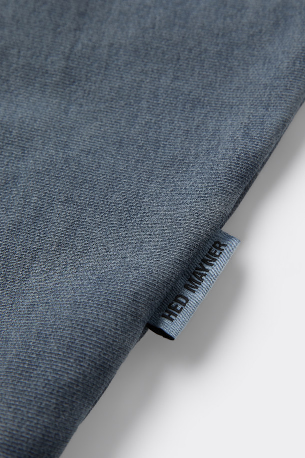 HED MAYNER(헤드 메이너) Grey Dyed 스웻셔츠는 미니멀하고 베이직한 스타일의 오버핏 상의입니다. 두꺼운 면과 아크릴 혼방 소재로 제작되어 뻣뻣한 촉감을 주며, 봄, 가을, 겨울 계절에 착용하기 좋습니다. 무지 디자인에 어깨 봉제선이 없고, 피그먼트 다잉 처리로 은은한 그레이 컬러를 연출합니다. 긴 소매, 라운드넥, 그리고 시보리 디테일과 사이드 포인트 라벨이 특징이며, 집콕룩이나 산책룩은 물론 캐주얼, 클래식 스타일로도 활용 가능합니다.
