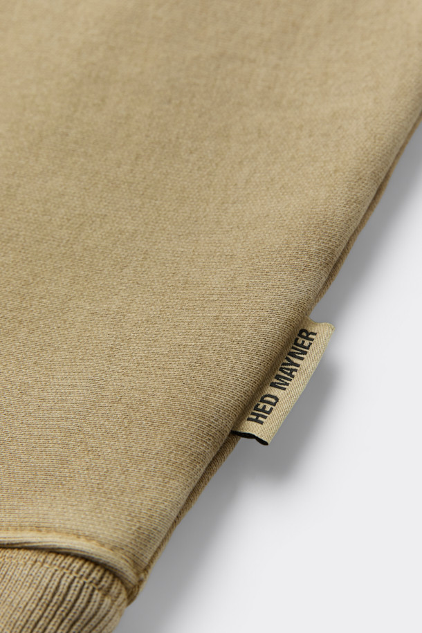 [HED MAYNER] 베이지 다잉 스웻셔츠는 미니멀하고 베이직한 스타일을 추구하는 남성들을 위한 제품입니다. 뻣뻣한 촉감의 두꺼운 면, 아크릴 혼방 소재로 제작되어 봄, 가을, 겨울 모두 착용 가능하며 오버핏 실루엣을 연출합니다. 피그먼트 다잉 처리로 빈티지한 멋을 더했고, 어깨선이 없는 디자인과 가로 결 방향 원단, 밑단 및 소매 시보리가 특징입니다. 라운드넥에 긴 소매 기장으로, 일상에서 편안하게 스타일리시함을 더할 수 있습니다.
