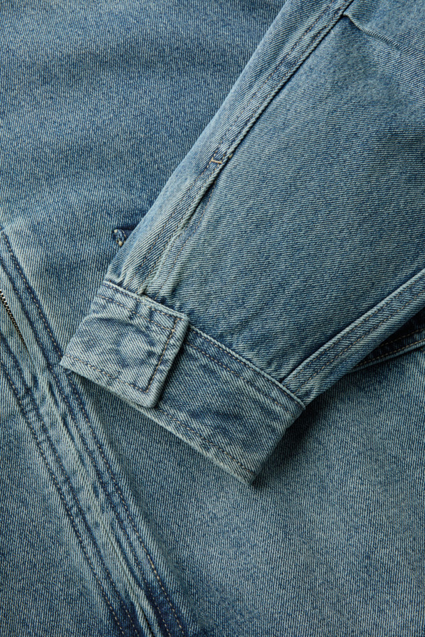 인디고 컬러의 블루 데님 디트로이트 재킷입니다. 봄, 가을에 어울리는 중간 두께감의 면 데님 소재로 제작되었으며, 릴랙스 핏으로 편안한 착용감을 선사합니다. YKK 2-Way 지퍼와 히든 포켓, 밑단 밴딩 디테일이 특징이며, 캐주얼, 스트릿 스타일을 즐겨 입는 남성분들에게 추천합니다. 데이트룩, 봄 소풍룩 등 다양한 TPO에 활용 가능하며, 미니멀한 스타일 연출에도 좋습니다. 긴 소매 기장으로 어떤 룩에도 잘 어울립니다.
