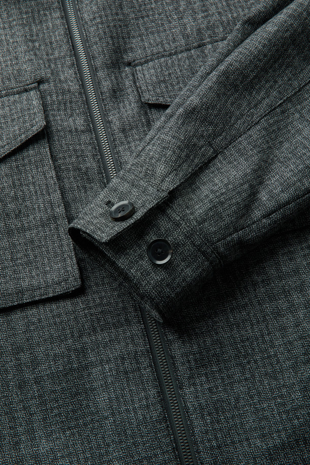 블랙 울 트위드 지퍼 재킷은 가을과 겨울, 당신의 스타일을 완성할 남성용 아우터입니다. 클래식하고 미니멀한 무드를 자아내며, 출근룩, 비즈니스 캐주얼, 모임룩 등 다양한 TPO에 활용하기 좋습니다. 릴랙스핏으로 편안함을 선사하며, YKK 2-Way 지퍼와 가슴 2포켓 디자인으로 실용성을 더했습니다. 두꺼운 울 소재의 트위드 패턴은 고급스러운 질감을, 긴 소매는 따뜻함을 책임집니다. 시크한 스타일을 연출하고 싶은 당신에게 완벽한 선택이 될 것입니다.
