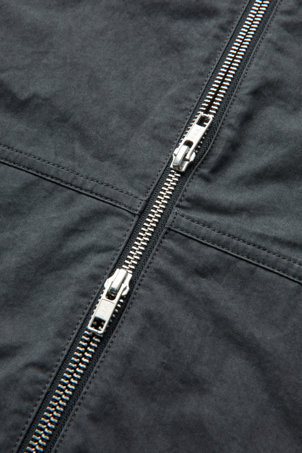 그레이 컬러의 면 혼방 소재로 제작된 후드 집업 재킷입니다. 봄, 가을 간절기에 활용하기 좋은 베이직하고 캐주얼한 스타일의 남성 의류입니다. 후드 스트링과 밑단 스트링으로 핏 조절이 가능하며, 부드러운 촉감과 릴랙스 핏으로 편안한 착용감을 선사합니다. YKK 2-Way 지퍼와 빈티지 다잉 가공으로 디테일을 더했습니다. 산책룩, 봄 소풍룩 등 다양한 일상 스타일링에 활용하기 좋습니다.
