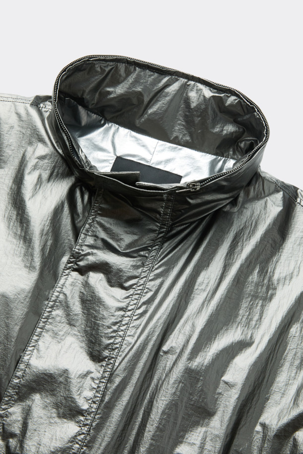 실버 4way 후드 재킷은 남성용 점퍼로, 봄, 가을 간절기에 활용하기 좋은 아이템입니다. 캐주얼, 스포티, 미니멀 스타일을 모두 소화할 수 있으며, 여행룩, 산책룩에 적합합니다. 가볍고 얇은 나일론 소재로 제작되어 편안한 착용감을 제공하며, 오버핏으로 트렌디한 스타일을 연출합니다. 탈부착 후드, 허리 스트링, 4way 변형, 밑단 폴딩 기능으로 다양한 스타일을 연출할 수 있으며, 사이즈 조절 기능이 있어 실용적입니다.
