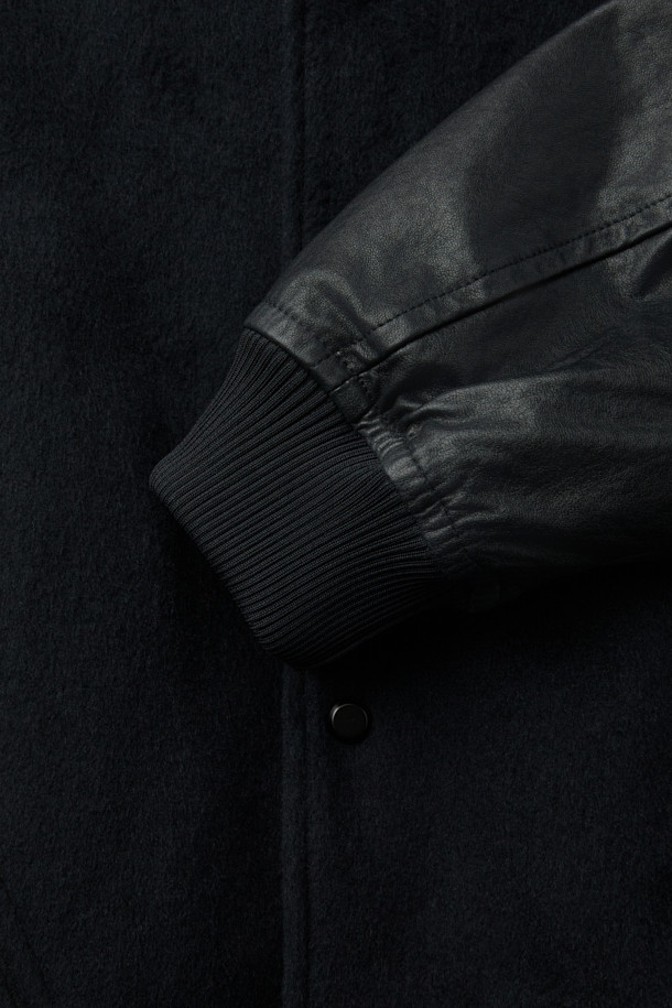 블랙 바시티 재킷은 가을과 겨울, 쌀쌀한 날씨에 따뜻하게 착용하기 좋은 남성용 아우터입니다. 스포티하면서도 캐주얼한 무드를 연출하며, 오버핏으로 편안한 착용감을 선사합니다. 울, 나일론, 레더 소재를 사용하여 부드러운 촉감과 두꺼운 두께감을 자랑합니다. 일상, 출근룩, 모임룩 등 다양한 TPO에 활용 가능하며, 무지 디자인으로 미니멀한 스타일을 완성합니다. 카라 탈부착, 패딩 충전재, 밑단/소매 시보리, 기모 소재 등 다양한 디테일이 돋보입니다.
