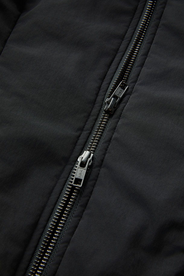 블랙 레이싱 재킷은 남성용 아우터로, 가을과 겨울에 따뜻하게 착용할 수 있습니다. 스포티하면서도 캐주얼한 무드를 연출하며, 일상 및 출근룩에 적합합니다. 릴랙스핏으로 편안한 착용감을 제공하며, 두꺼운 두께감으로 보온성을 높였습니다. 무지 디자인에 YKK 2-Way 지퍼와 이중 여밈 디테일이 돋보이며, 폴리에스테르, 나일론, 면 혼방 소재로 제작되었습니다. 긴 소매 기장의 패딩 코트 타입 레이싱 재킷입니다.
