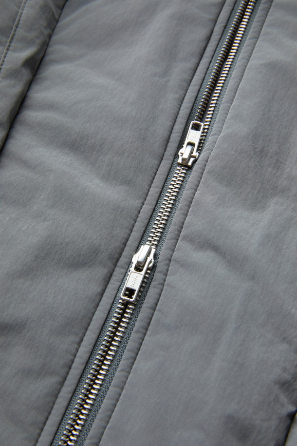 그레이 컬러의 남성용 레이싱 재킷입니다. 릴랙스 핏으로 제작되었으며, 두꺼운 두께감으로 봄, 가을에 착용하기 좋습니다. 무지 디자인에 YKK 2-Way 지퍼와 이중 여밈, 패딩 디테일이 돋보입니다. 출근룩과 모임룩에 캐주얼, 스포티, 미니멀한 스타일로 연출하기 좋습니다. 폴리에스테르, 나일론, 면 혼방 소재의 긴 소매 스포츠 재킷입니다.
