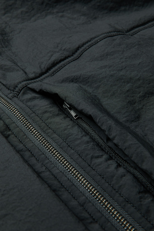 블랙 하이넥 패디드 블루종은 남성용 점퍼로, 가을과 겨울에 따뜻하게 착용할 수 있는 두꺼운 두께감의 패딩 코트입니다. 스포티하면서도 캐주얼한 스타일을 연출하며, 일상 및 출근, 여행 시에도 활용하기 좋습니다. 나일론과 폴리우레탄 혼방 소재로 제작되어 넉넉한 오버핏을 자랑하며, YKK 2-Way 지퍼, 넥 이면 니트 시보리, 소매/밑단 밴딩 마감으로 편안한 착용감을 선사합니다. 보온 기능을 갖춰 추운 날씨에도 따뜻함을 유지하며, 무지 디자인으로 미니멀한 스타일을 완성합니다.
