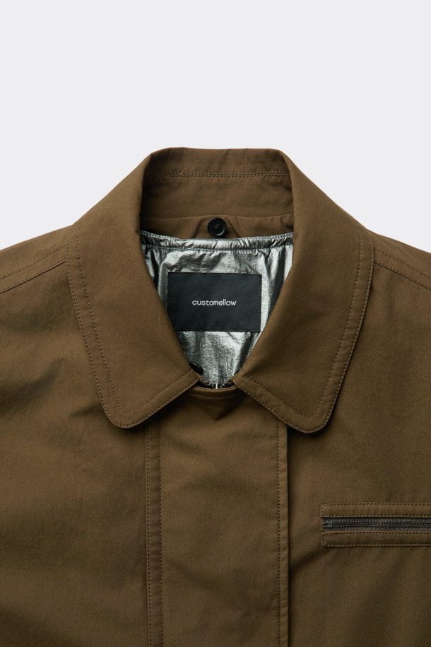 브라운 컬러의 Brown Millerain 파이어맨 재킷입니다. 가을과 겨울에 착용하기 좋은 두꺼운 두께감의 남성용 점퍼로, 밀리터리 및 클래식 스타일을 연출합니다. 면 소재로 제작되었으며, 오버핏 레귤러 기장으로 편안한 착용감을 선사합니다. 탈부착 가능한 패딩 내피와 카라 배색, YKK 2-Way 지퍼, 앞여밈 쇠고리 디테일이 특징입니다. 출근룩, 클래식, 미니멀, 워크웨어 스타일로 다양한 코디에 활용하기 좋습니다.
