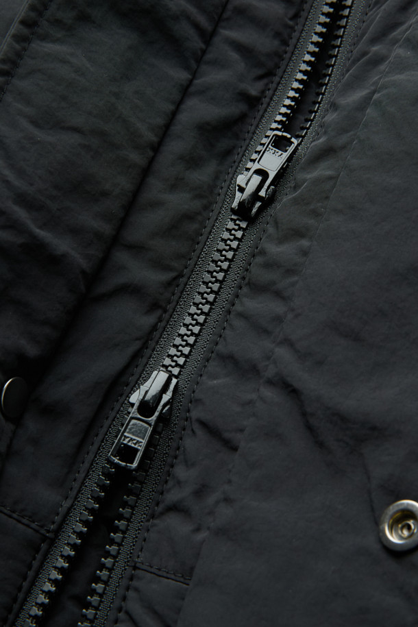 블랙 인시전 패디드 베스트는 가을과 겨울 시즌, 일상 및 출근룩, 여행룩에 모두 잘 어울리는 미니멀한 스타일의 패딩 베스트입니다. 하이넥 디자인과 YKK 2-Way 지퍼, 몸판 절개 디테일이 특징이며, 릴렉스 핏으로 편안한 착용감을 선사합니다.  나일론 소재로 제작되어 두꺼운 두께감과 은은한 광택감을 자랑하며, 무지 스타일로 어떤 룩에도 쉽게 매치할 수 있습니다. 스트링과 스토퍼 디테일이 더해져 더욱 세련된 느낌을 줍니다. 민소매 디자인으로 다양한 레이어드 연출이 가능합니다.
