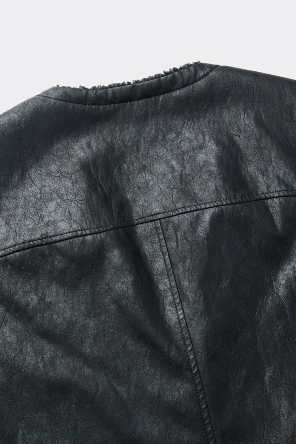 블랙 페이크 레더 리버시블 베스트는 남성용 아우터로, 가을과 겨울에 따뜻하고 스타일리시하게 연출할 수 있습니다. 캐주얼 및 베이직 스타일을 위한 무지 디자인이며, YKK 2-Way 지퍼와 페이크 퍼, 페이크 가죽 양면 사용으로 실용성을 높였습니다. 두꺼운 두께감으로 보온성을 더하며, 레귤러핏과 민소매 디자인으로 편안한 착용감을 제공합니다. 출근룩과 모임룩, 그리고 캐주얼, 클래식, 미니멀 스타일 모두 소화 가능한 활용도 높은 아이템입니다.
