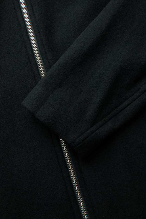 블랙 울 하이넥 재킷은 미니멀하고 베이직한 스타일을 추구하는 남성 고객을 위한 아우터입니다. 가을과 겨울, 출근룩에 적합하며, 오버핏으로 편안한 착용감을 선사합니다. 울과 나일론 혼방의 두꺼운 소재로 제작되어 보온성을 높였으며, 하이넥 디자인과 긴소매가 특징입니다. YKK 2-Way 지퍼, 밑단 스트링, 넥 이면 시보리 디테일로 기능성을 더했습니다.
