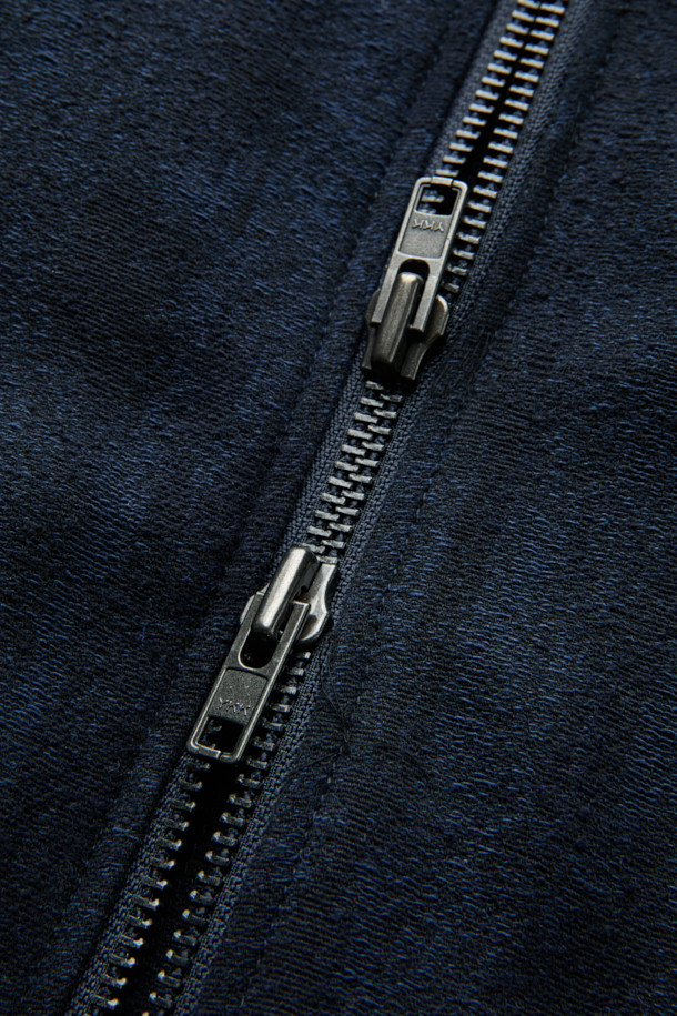 네이비 울 자카드 재킷은 가을과 겨울, 두 계절에 걸쳐 활용하기 좋은 남성용 점퍼입니다. 베이직하면서도 캐주얼한 스타일로, 출근룩과 데이트룩 등 다양한 TPO에 적합합니다. 고급스러운 울, 면, 폴리에스테르, 나일론 혼방 소재로 제작되어 두꺼운 두께감과 넉넉한 오버핏으로 편안한 착용감을 선사합니다. 자카드 패턴이 은은하게 돋보이며, 시보리 디테일과 YKK 2-Way 지퍼를 사용하여 실용성까지 더했습니다. 캐주얼, 클래식, 미니멀 스타일을 즐기는 남성분들께 추천합니다.
