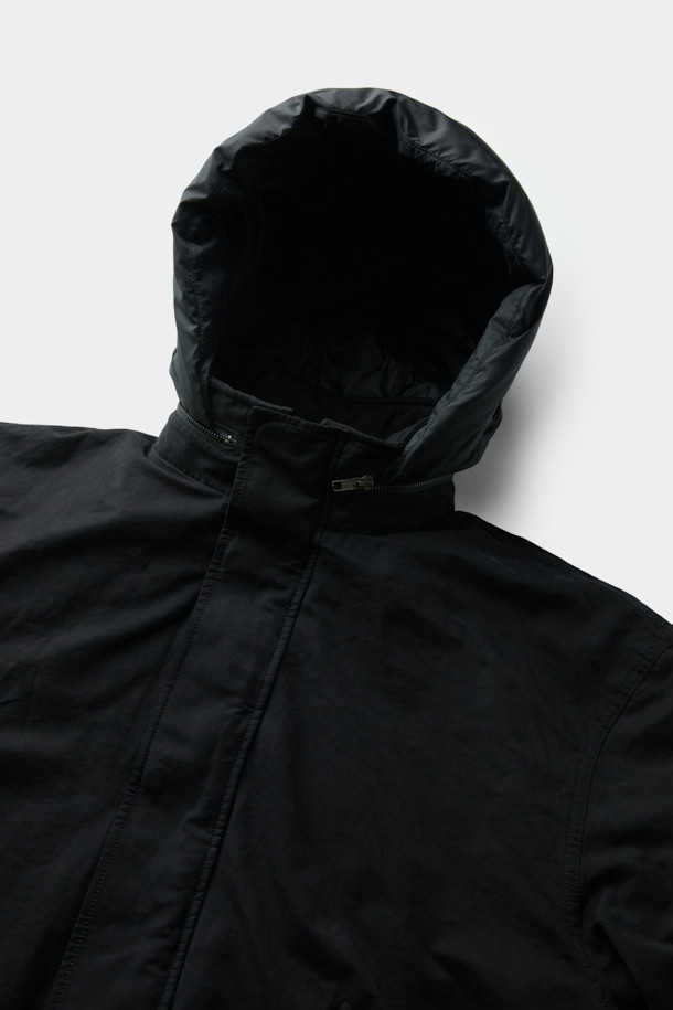 블랙 후드 라이너 필드 재킷은 남성용 점퍼로, 가을과 겨울에 착용하기 좋은 캐주얼 스타일의 아우터입니다. 무지 패턴의 블랙 컬러에 오버핏으로 디자인되었으며, 두꺼운 두께감으로 따뜻함을 더했습니다. 코튼, 폴리에스테르, 나일론 혼방 소재로 제작되었으며, 탈부착 가능한 다운 라이너가 내장되어 있어 보온성을 높였습니다. 허리 스트링과 YKK 2-Way 지퍼 디테일로 실용성을 더했으며, 긴소매와 후드 디자인으로 편안한 착용감을 제공합니다. 안감은 나일론 소재를 사용했습니다.
