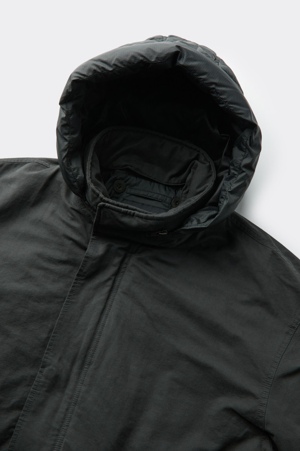 다크 그레이 컬러의 Grey Hood Liner Field Coat (그레이 후드 라이너 필드 코트)입니다. 코튼, 폴리에스테르, 나일론 혼방의 겉감과 두꺼운 두께감으로 겨울철 보온성을 높였습니다. 탈부착 가능한 다운 라이너가 포함되어 있어, 더욱 따뜻하게 착용할 수 있습니다. 허리 스트링과 YKK 2-Way 지퍼, 후드 디자인으로 캐주얼하고 미니멀한 스타일을 연출합니다. 출근룩은 물론, 일상에서도 베이직하게 활용하기 좋은 오버핏 점퍼입니다.
