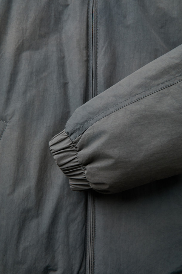 리버시블 다운 재킷은 겨울철 일상과 여행룩에 모두 활용하기 좋은 남성용 아우터입니다. 블랙 컬러의 무지 디자인으로, 캐주얼, 미니멀, 클래식 스타일을 즐겨 입는 분들께 추천합니다. 구스다운 80:20 충전재를 사용하여 보온성을 높였으며, YKK 2-Way 지퍼와 빈티지 워싱 디테일로 고급스러움을 더했습니다. 두꺼운 두께감의 오버핏으로 편안한 착용감을 선사하며, 필요에 따라 양면을 활용할 수 있어 실용적입니다. 긴 소매 기장의 레귤러 기장으로, 어떤 스타일에도 자연스럽게 매치됩니다.
