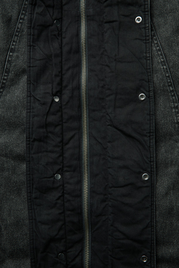 그레이 데님 다잉 후드 다운 재킷은 남성용 겨울 아우터입니다. 캐주얼 및 빈티지 스타일을 결합하여 독특한 분위기를 연출하며, 오버핏의 넉넉한 핏으로 편안함을 더했습니다. 무지 패턴의 데님 소재에 구스다운 80:20 충전재를 사용하여 보온성을 높였으며, 빈티지한 촉감이 특징입니다. YKK 2-Way 지퍼와 파이핑 라인 디테일로 디자인의 완성도를 높였으며, 두꺼운 두께감으로 추운 날씨에도 따뜻하게 착용할 수 있습니다.
