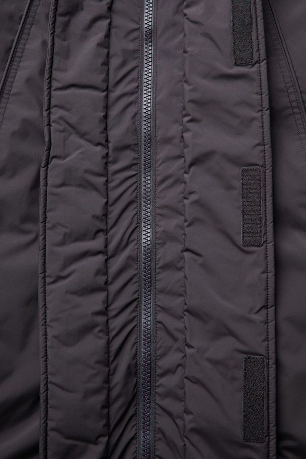 와인 컬러의 Wine Light Fabric 후드 다운 재킷은 겨울철 일상룩과 출근룩에 모두 잘 어울리는 남성용 아우터입니다. 미니멀한 스타일을 추구하는 남성분들을 위한 오버핏 디자인으로, 부드러운 촉감의 폴리에스터 소재와 두꺼운 두께감으로 따뜻함을 선사합니다. 구스다운 80:20 충전재를 사용하여 보온성을 높였으며, ITALY LIMONTA 초경량 소재로 제작되어 가볍고 편안한 착용감을 제공합니다. YKK 2-Way 지퍼 디테일로 실용성을 더했으며, 레귤러 기장의 후드 디자인으로 캐주얼하면서도 클래식한 분위기를 연출합니다.
