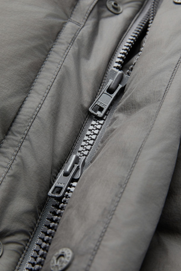 그레이 미들 후드 다운 재킷은 남성용 아우터로, 겨울철 캐주얼 스타일을 연출하기에 적합합니다. 무지 디자인에 오버핏으로 제작되어 편안한 착용감을 선사하며, 출근룩 및 캠핑룩 등 다양한 TPO에 활용할 수 있습니다. 80:20 구스다운 충전재와 두꺼운 두께감으로 뛰어난 보온성을 자랑하며, 벨크로 탈부착 후드, YKK 2-Way 지퍼, 초경량 소재 등 실용적인 기능성을 갖추었습니다. 시티보이, 미니멀 스타일을 선호하는 남성에게 추천하는 필수 아이템입니다.
