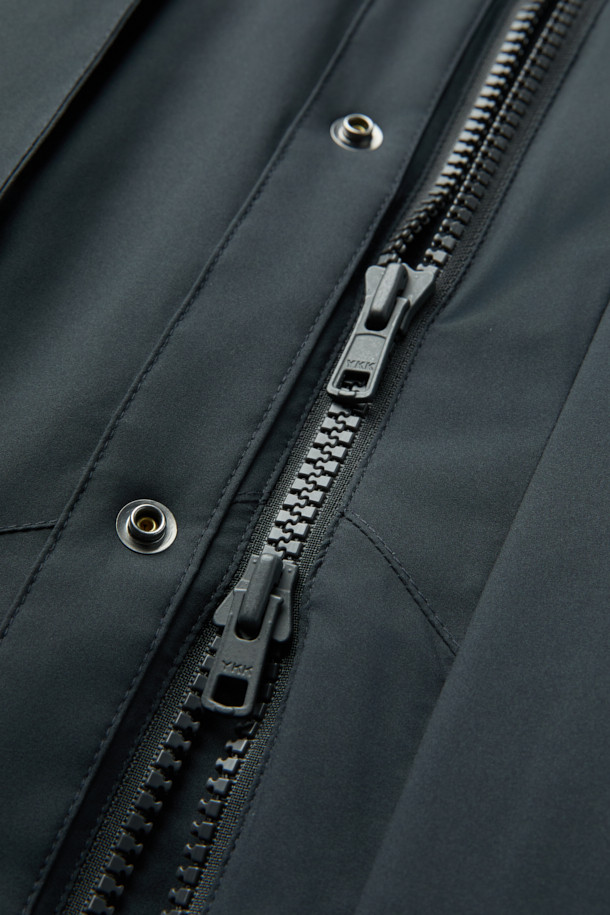 세련된 그레이 롱 다운 재킷입니다. 겨울철 추위를 완벽하게 막아줄 두꺼운 두께감과 오버핏 디자인으로 편안한 착용감을 선사합니다. 미니멀하고 베이직한 스타일로, 출근룩을 포함한 다양한 일상 패션에 활용하기 좋습니다. 80:20 구스다운 충전재와 YKK 2-Way 지퍼, 사이드 지퍼 슬릿, 히든 포켓 디테일로 기능성과 디자인을 모두 갖췄습니다. 폴리에스테르 소재로 제작되어 관리가 용이하며, 긴 소매 기장으로 보온성을 높였습니다.
