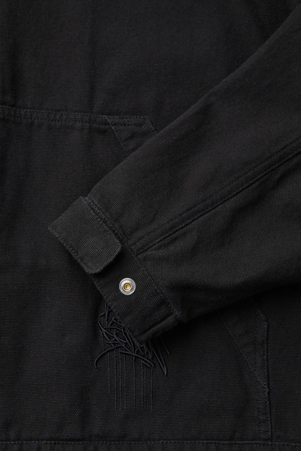 **[BISCO SMITH] 블랙 코튼 후드 집업 재킷**

[BISCO SMITH] 블랙 코튼 후드 집업 재킷은 봄, 가을 간절기에 적합한 아우터입니다. 캐주얼, 스트릿 스타일을 넘나드는 디자인으로, 릴랙스 핏의 크롭 기장이 특징입니다. 면 소재로 제작되어 두꺼운 두께감을 자랑하며, YKK 2-Way 지퍼, 후드 및 밑단 스트링, 전면 포켓 등 실용적인 디테일이 돋보입니다. 'AsAbove' 작품 자수 디테일이 돋보이는 이 재킷은 동네 마실룩, 캠핑룩 등 다양한 TPO에 활용하기 좋습니다.
