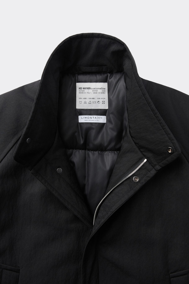 [HED MAYNER] 블랙 오버사이즈 핏 패딩 파카는 겨울철 일상과 출근룩에 모두 잘 어울리는 남성용 점퍼입니다. 부드러운 나일론 소재와 두꺼운 두께감으로 보온성을 높였으며, 오버핏 디자인과 라운드 숄더, 소매 스트랩 디테일이 특징입니다. 퀼팅 안감과 내외부 포켓 구성으로 실용성을 더했으며, 지퍼 여밈 방식으로 간편하게 착용할 수 있습니다. 미니멀하고 시크한 스타일을 연출하기에 좋으며, 다양한 룩에 활용하기 용이합니다.
