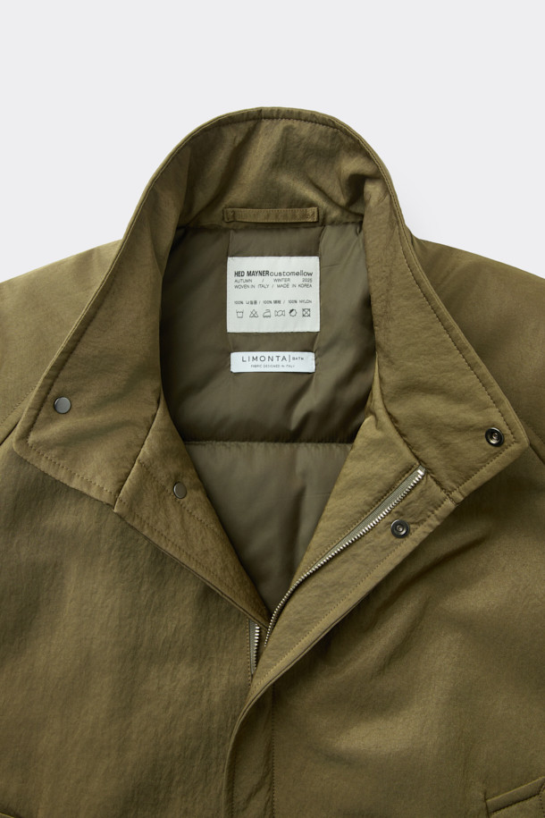 [HED MAYNER] 골드 오버사이즈 핏 패딩 파카는 겨울철 일상과 출근룩에 모두 잘 어울리는 남성용 아우터입니다. 모던한 무드의 무지 디자인에 오버핏으로 제작되어 편안하면서도 세련된 스타일을 연출합니다. 두꺼운 두께감의 나일론 소재와 퀼팅 안감으로 보온성을 높였으며, 구조적인 패턴과 소매 스트랩 디테일이 특징입니다. 집업 스타일로 간편하게 착용 가능하며, 내부 및 외부 포켓과 포켓 하단 포인트 라벨이 실용성을 더합니다. 미니멀, 클래식, 시크한 스타일을 즐기는 분들께 추천하는 패딩입니다.
