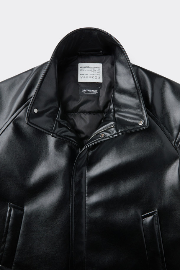 HED MAYNER (헤드 메이너)의 블랙 페이크 레더 패디드 파카는 겨울철 일상에서 모던하고 미니멀한 스타일을 연출하기에 완벽한 아우터입니다. 부드러운 합성 가죽 소재에 넉넉한 오버핏 실루엣으로 편안한 착용감을 선사하며, 퀼팅 안감과 두꺼운 두께로 뛰어난 보온성을 제공합니다. 라운드 숄더, 소매 스트랩, 내/외부 포켓, YKK 2-Way 지퍼, 은은한 광택감 등의 디테일이 돋보이며, 긴 소매 기장으로 세련된 분위기를 더합니다. 시크하고 캐주얼한 스타일을 즐기는 남성분들께 추천하는 아이템입니다.
