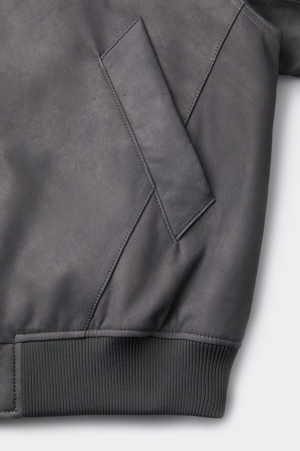 세련된 그레이 컬러의 소가죽 버시티 재킷입니다. 남녀 모두 착용 가능하며, 가을과 겨울에 따뜻하게 입을 수 있습니다. 오버핏 디자인에 YKK 2-Way 지퍼와 시보리 디테일로 스포티하고 캐주얼한 무드를 연출합니다. 부드러운 촉감의 두꺼운 소가죽 소재로 제작되어 편안함과 스타일을 동시에 잡았습니다. 출근룩과 모임룩 모두 소화 가능한, 캐주얼, 스포티, 미니멀 스타일을 즐기는 분들에게 추천합니다.
