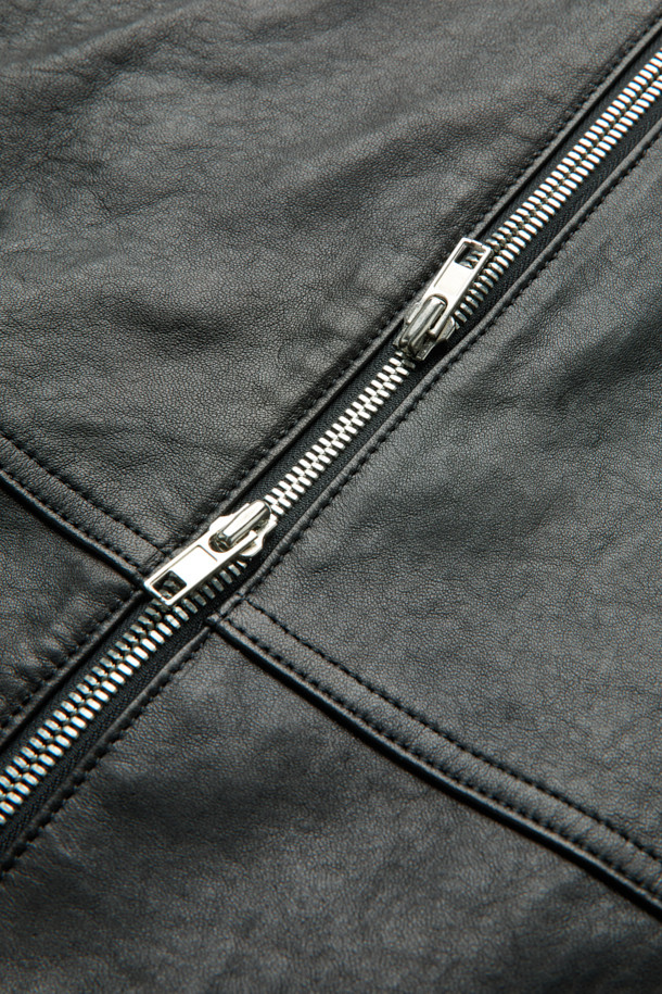 세련된 블랙 컬러의 소가죽 후드 집업 재킷입니다. 캐주얼, 클래식, 미니멀 스타일을 모두 아우르는 디자인으로, 봄, 가을 시즌에 활용하기 좋습니다. 부드러운 촉감과 두꺼운 두께감으로 편안하면서도 고급스러운 착용감을 선사합니다. YKK 지퍼를 사용하여 내구성을 높였으며, 데일리룩부터 모임룩, 출근룩까지 폭넓게 활용 가능합니다. 레귤러 핏으로 제작되어 어떤 체형에도 잘 어울립니다.
