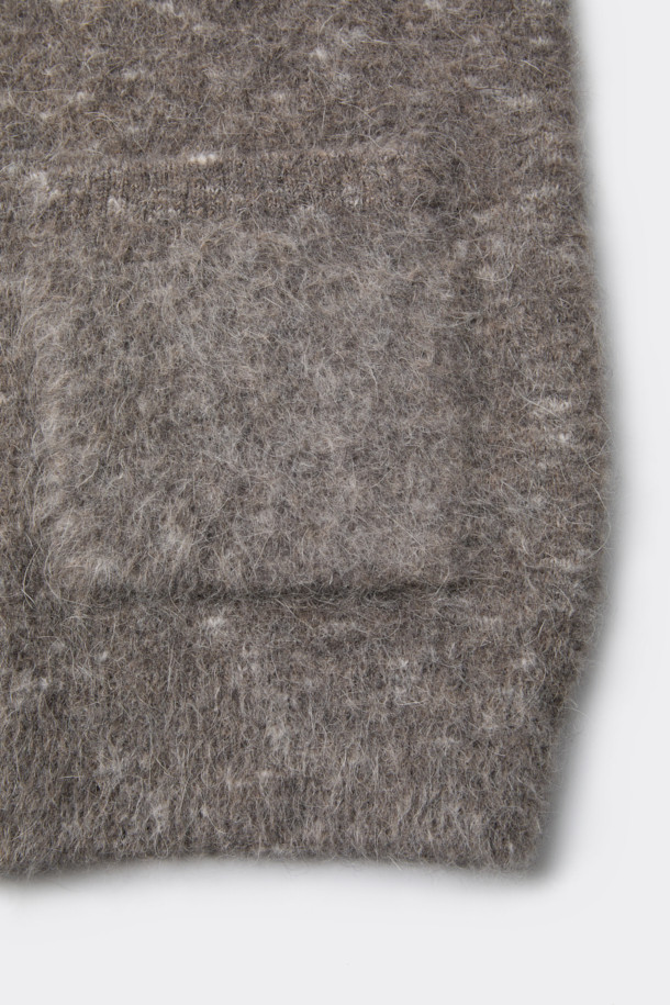 **Grey 모헤어 가디건**

부드러운 촉감의 그레이 컬러, 남성용 모헤어 가디건입니다. 릴랙스 핏에 브이넥 디자인으로 편안한 착용감을 선사하며, 가을/겨울 시즌에 적합합니다. 5GG 게이지, 멜란지 원사, 헤어리한 텍스처가 특징이며, 캐주얼, 미니멀, 클래식 스타일을 소화합니다. 출근룩과 모임룩 등 다양한 TPO에 활용 가능하며, 두꺼운 두께감으로 따뜻하게 착용할 수 있습니다. 아크릴, 나일론, 울, 모헤어, 폴리우레탄 혼방 소재로 제작되었습니다.
