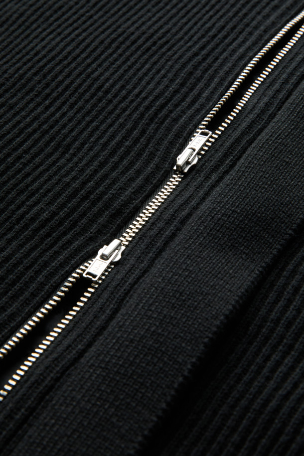 블랙 라인 칼라 가디건은 남성용 상의로, 가을과 겨울에 착용하기 좋은 두꺼운 두께의 니트/스웨터입니다. 코튼 86%와 울 14% 혼방 소재로 제작되어 부드러운 촉감을 선사하며, 퀼팅 안감으로 보온성을 높였습니다. 릴랙스 핏과 긴소매 디자인, 무지 패턴으로 베이직하고 미니멀한 스타일을 연출합니다. 2X1 립 카라와 1OZ 하스 충전재를 사용하여 아우터형 스웨터로도 활용 가능하며, 출근룩과 클래식, 미니멀, 캐주얼 스타일 모두에 잘 어울립니다.
