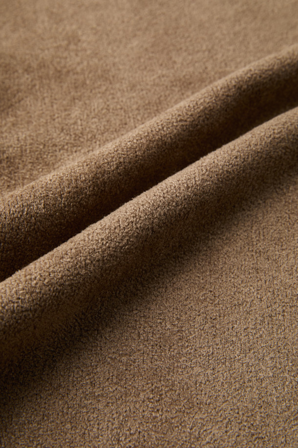 깊이 있는 분위기를 연출하는 브라운 컬러의 셔닐 카라 가디건입니다. 부드러운 촉감의 셔닐 원사를 사용하여 포근하고 따뜻한 착용감을 선사하며, 사이드 배색 파이핑 포인트가 은은한 멋을 더합니다. 릴랙스핏으로 편안하게 착용 가능하며, 가을, 겨울 시즌 데이트룩, 모임룩 등 다양한 TPO에 활용하기 좋습니다. 베이직, 캐주얼, 클래식, 미니멀 스타일을 즐기는 남성분들께 추천하며 버튼 여밈으로 간편하게 착용할 수 있습니다. 두꺼운 두께감으로 보온성을 높였습니다.
