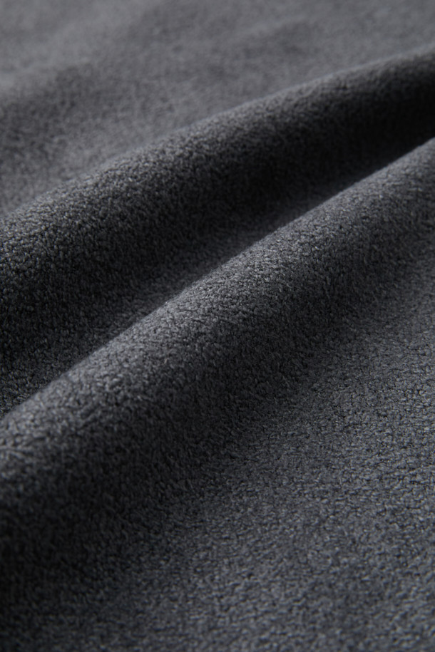 **그레이 셔닐 카라 가디건**은 부드러운 셔닐 원사를 사용하여 포근한 착용감을 선사합니다. 릴랙스 핏으로 편안함을 강조하며, 캐주얼 및 클래식 스타일을 모두 아우르는 디자인입니다. 카라넥과 사이드 배색 파이핑 디테일이 돋보이며, 버튼 여밈으로 간편하게 착용할 수 있습니다. 가을, 겨울철 출근룩과 모임룩에 활용하기 좋은 두꺼운 두께감의 긴소매 니트/스웨터입니다.
