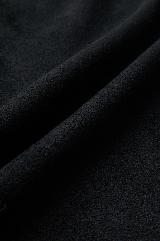 블랙 셔닐 라운드 짚 카디건은 부드러운 촉감의 셔닐 원사를 사용하여 제작된 남성용 니트/스웨터입니다. 가을, 겨울 시즌에 어울리며, 릴랙스 핏으로 편안하게 착용 가능합니다. 라운드넥 디자인에 투웨이 집업 여밈 방식으로 실용성을 더했으며, 어깨선 실리콘 테이프와 사이드 배색 파이핑 디테일로 포인트를 주었습니다. 출근룩과 모임룩, 캐주얼 및 미니멀 스타일을 즐겨 입는 남성에게 추천하는 베이직하고 세련된 아이템입니다. 두꺼운 두께감으로 따뜻하게 착용할 수 있습니다.
