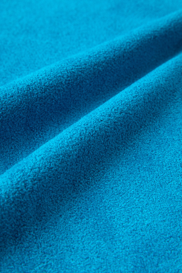 블루 쉐닐 라운드 짚 카디건은 부드러운 촉감의 릴랙스핏 남성용 가을/겨울 니트/스웨터입니다. 캐주얼, 미니멀, 클래식 스타일을 아우르며, 일상복이나 출근룩, 모임룩에 적합합니다. 두꺼운 두께감의 라운드넥 긴소매 디자인으로, 2-Way 짚업과 사이드 배색 파이핑 디테일이 특징입니다. 나일론, 레이온, 폴리에스터 혼방 소재로 제작되어 편안함과 보온성을 동시에 제공합니다.
