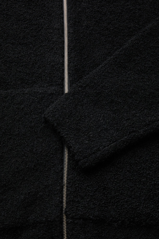 블랙 클라우드 후드 집업 가디건은 가을, 겨울 시즌의 캐주얼 스타일을 위한 남성 의류입니다. 부드러운 촉감의 웨이브 부클사를 사용하여 제작되었으며, 3GG 두께감으로 보온성을 높였습니다. 릴랙스핏으로 편안한 착용감을 제공하며, 캥거루 포켓과 2-Way 집업 디테일로 실용성을 더했습니다. 무지 디자인에 후드 네크라인으로 스포티한 느낌을 더하여 미니멀하고 클래식한 스타일을 연출하기 좋습니다. 폴리에스테르, 나일론, 아크릴, 울, 폴리우레탄 혼방의 고급 소재를 사용하여 제작되었습니다.
