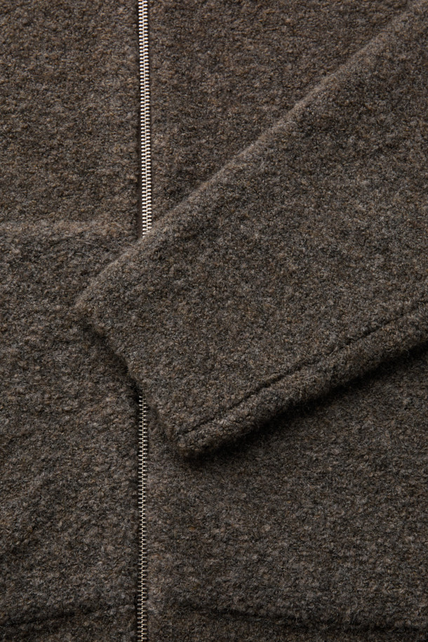 브라운 클라우드 후드 집업 가디건은 가을, 겨울 시즌에 어울리는 남성용 니트/스웨터입니다. 릴랙스핏으로 편안한 착용감을 선사하며, 두꺼운 두께감과 부드러운 촉감의 웨이브 부클사 소재로 제작되어 보온성을 높였습니다. 캥거루 포켓과 2-Way 집업 디테일이 실용성을 더하고, 후드 디자인으로 캐주얼하고 미니멀한 스타일을 연출합니다. 무지 패턴의 브라운 컬러로 다양한 스타일에 매치하기 용이한 데일리 아이템입니다.
