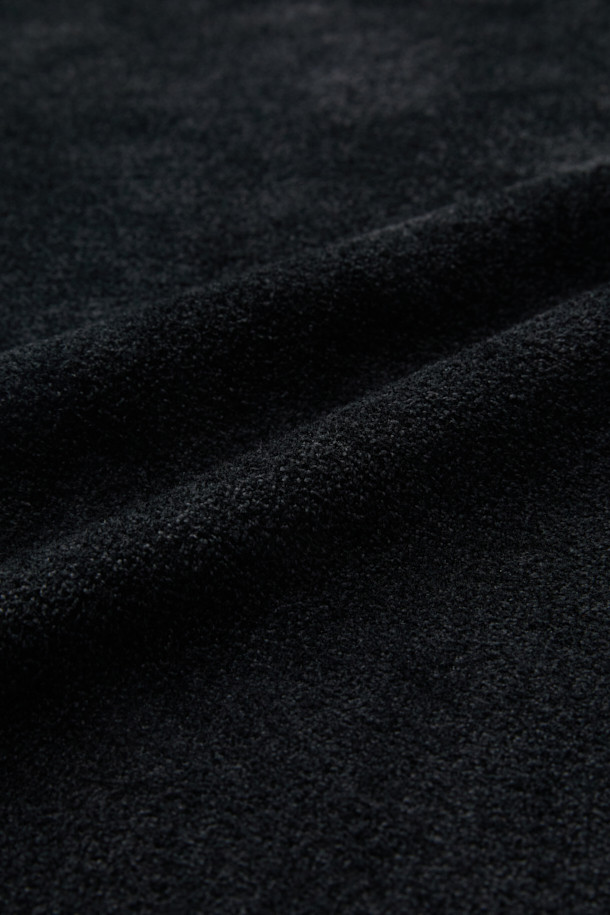 블랙 셔닐 라운드 넥 스웨터는 가을과 겨울, 쌀쌀한 날씨에 따뜻함과 스타일을 모두 갖춘 남성용 상의입니다. 부드러운 셔닐 소재로 제작되어 뛰어난 촉감을 자랑하며, 레귤러핏과 두꺼운 두께로 편안한 착용감을 선사합니다. 베이직하고 캐주얼한 무드로, 출근룩이나 모임룩 등 다양한 TPO에 활용 가능합니다. 뒷면 톤온톤 자가드 배색 스티치와 사이드 배색 파이핑 디테일이 돋보이며, 캐주얼, 클래식, 미니멀 스타일을 모두 소화할 수 있습니다.
