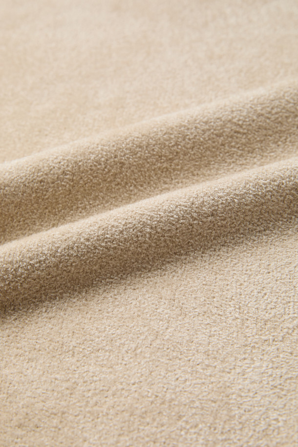 아이보리 셔닐 라운드 넥 스웨터는 가을과 겨울, 출근룩과 비즈니스 캐주얼에 어울리는 남성용 상의입니다. 부드러운 셔닐 소재로 제작되어 포근한 착용감을 선사하며, 레귤러 핏으로 편안하게 착용할 수 있습니다. 베이직한 디자인에 톤온톤 자가드 배색 스티치와 사이드 배색 파이핑 포인트를 더해 미니멀하면서도 클래식한 멋을 연출합니다. 두꺼운 두께감과 긴 소매 기장으로 보온성을 높였으며, 무지 패턴의 아이보리 컬러로 다양한 스타일과 매치하기 용이합니다. 일상에서 편안하게, 혹은 비즈니스 캐주얼 스타일로 활용하기 좋은 아이템입니다.
