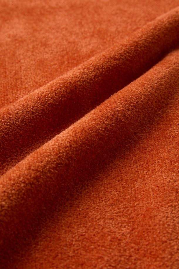 오렌지 셔닐 라운드 넥 스웨터는 부드러운 촉감의 셔닐 소재로 제작되어 가을, 겨울 시즌에 따뜻하게 착용하기 좋습니다. 베이직하고 캐주얼한 스타일로, 출근룩이나 모임룩 등 다양한 TPO에 활용할 수 있습니다. 레귤러핏에 라운드넥 디자인으로 편안한 착용감을 선사하며, 두꺼운 두께감으로 보온성을 높였습니다. 톤온톤 자가드 배색 스티치와 사이드 배색 파이핑 디테일, 고급스러운 발색감이 돋보이는 남성용 스웨터입니다. 캐주얼, 클래식, 미니멀 스타일을 모두 아우르는 활용도 높은 아이템입니다.
