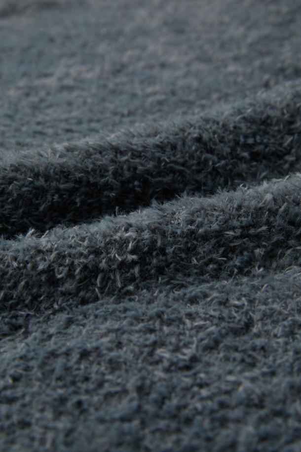 그레이 헤어리 라운드 넥 스웨터는 남성용으로, 가을과 겨울에 따뜻하게 입을 수 있는 두꺼운 두께의 상의입니다. 부드러운 촉감과 베이직하고 캐주얼한 스타일로, 데일리룩과 모임룩 모두에 활용하기 좋습니다. 레귤러 핏에 긴 소매 기장으로 제작되었으며, 라운드 넥 디자인과 헤어리 패턴이 특징입니다. 날개사 소재를 사용하여 포근함을 더하였으며, 캐주얼, 클래식, 미니멀 스타일을 즐겨 입는 분들께 추천합니다.
