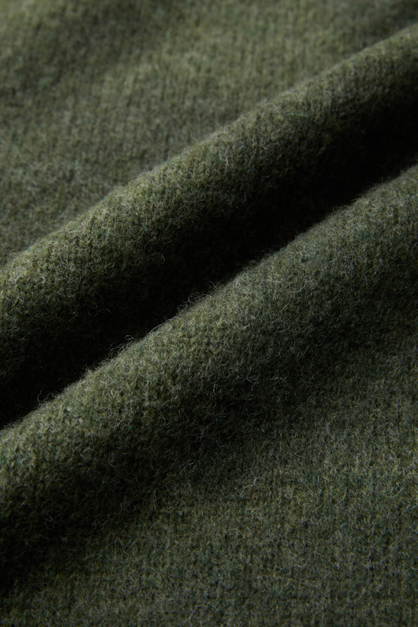 그린 스테인 프린팅 라운드 넥 스웨터는 RWS Wool 100% 원사를 사용하여 제작되어 부드러운 촉감을 선사합니다. 남성용으로, 가을과 겨울에 따뜻하게 착용할 수 있는 두꺼운 두께감의 레귤러핏 스웨터입니다. 캐주얼, 클래식, 미니멀 스타일을 소화하며, 출근룩과 모임룩으로 활용하기 좋습니다. 라운드넥 디자인에 스테인 프린트가 더해져 개성 있는 스타일을 연출합니다. 긴 소매 기장으로 보온성을 높였습니다.
