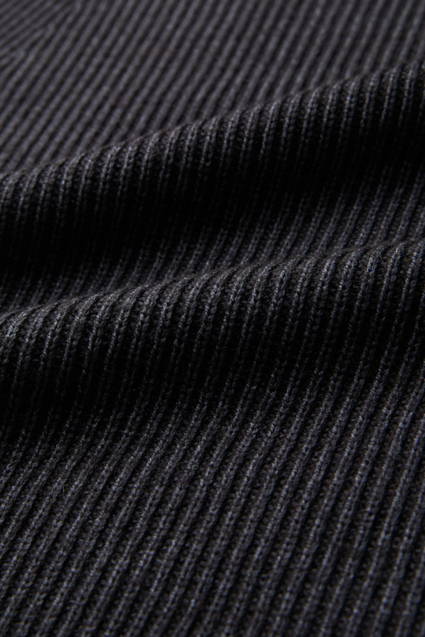 블랙 색상의 가먼트 다잉 라운드넥 스웨터입니다. 메리노울 100% 원사를 사용하여 부드러운 촉감을 선사하며, 매직워싱 가공으로 편안한 착용감을 느낄 수 있습니다. 릴랙스핏으로 제작되어 편안하고, 가을, 겨울 시즌 데일리룩이나 출근룩, 비즈니스 캐주얼에 적합합니다. 베이직, 미니멀, 클래식 스타일을 즐겨 입는 남성분들에게 추천합니다. 두꺼운 두께감의 긴소매 디자인으로 보온성을 높였습니다.
